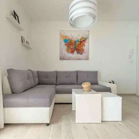 New In Town Center Apartment