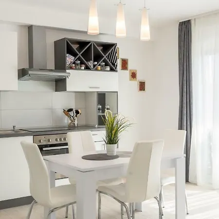 New In Town Center Apartment *