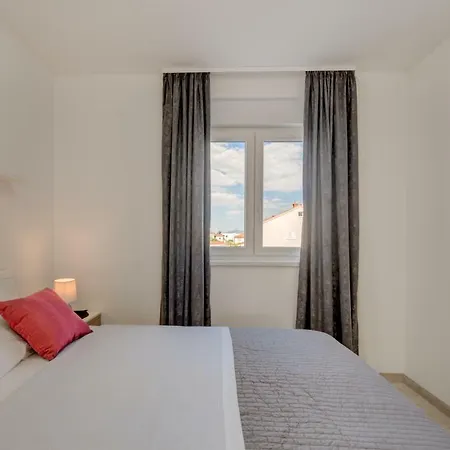 New In Town Center Apartment *